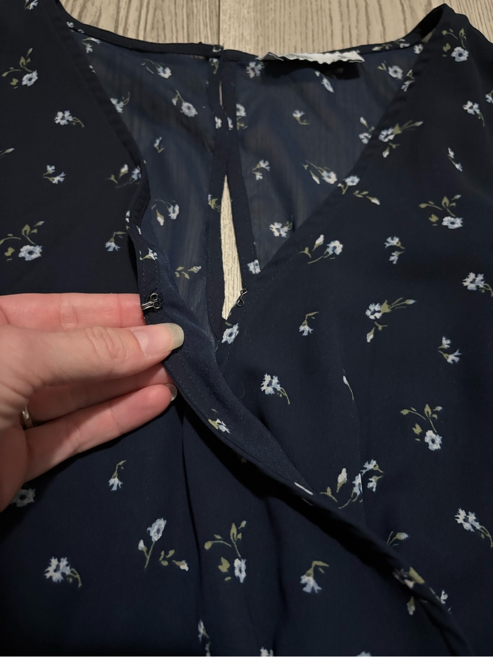 Hollister Navy Blue Floral Romper Size Small - Picture 6 of 10